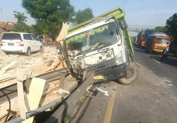 Diduga Sopir Mengantuk Truk Terguling Tabrak Median Tumpahkan Muatan Triplek di Jalan Tol Merak