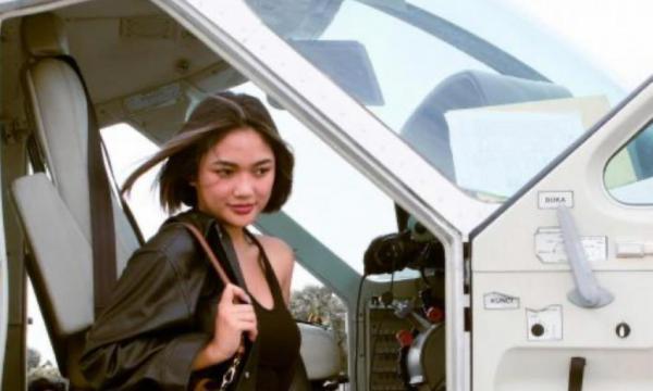 Potret Marion Jola Turun dari Helikopter Bikin Netizen Ingat Nike Ardila
