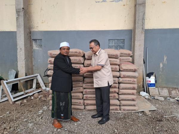 Irwan Ardi Hasman Memberikan Bantuan untuk Pembangunan Pesantren Al- Uzla Yang Rusak Akibat Gempa