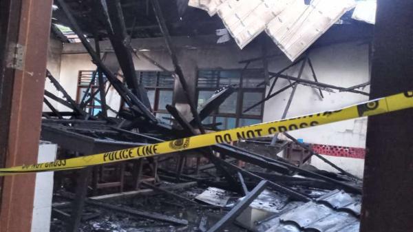 Breaking News, Diduga Korsleting Listrik, 1 Gedung SMAN 1 Malunda Hangus Terbakar