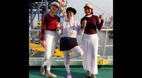 Intip Keseruan para Penumpang dan Kru Yoga Bareng di Atas Kapal Kelud