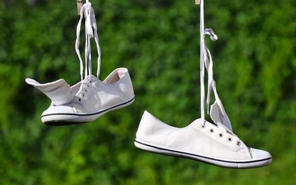 7 Metode Padu Padan Sneakers Putih dengan Bermacam Outfit, Jadi Sepatu Andalan
