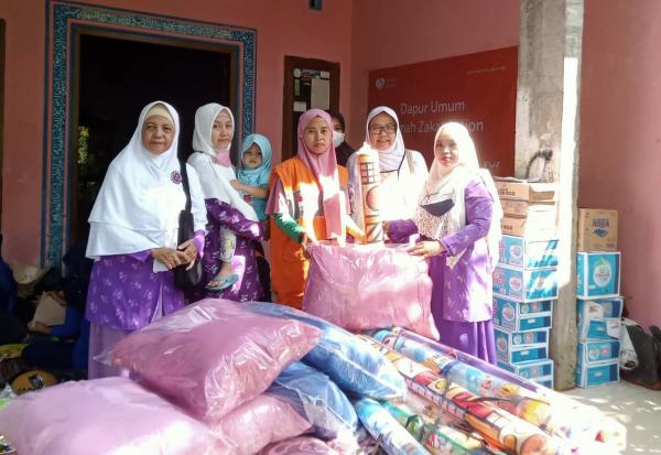 Wanita Islam Kota Semarang Serahkan Bantuan bagi Korban Banjir di Tembalang dan Mranggen