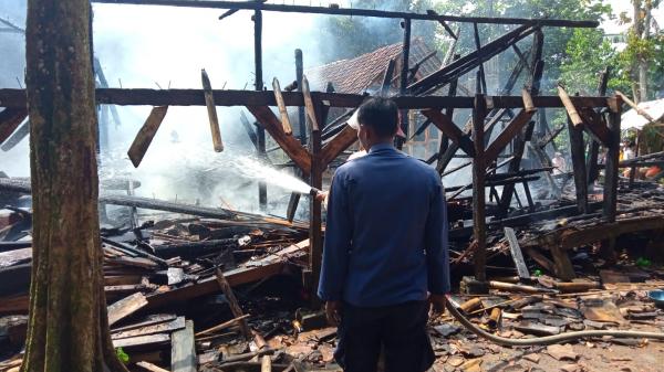 Diduga Korsleting Listrik 2 Kamar Ponpes di Pabuaran Serang Ludes Terbakar