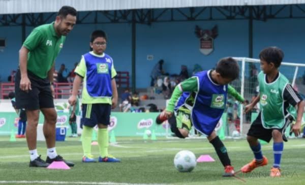 Anak-anak Sekitar Stadion Mini Surakarta Antusias Tonton Sepak Bola Porseni NU