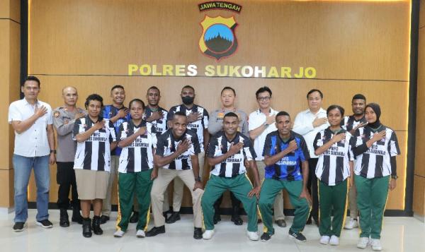Bina Hubungan Baik, Kapolres Sukoharjo Beri Hadiah Pelajar Asal Papua Jersey Bola