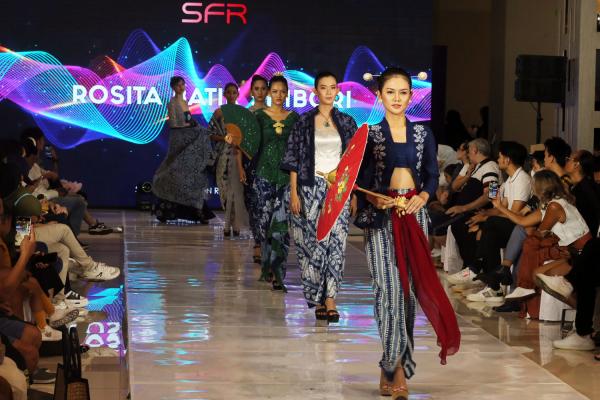 Perpaduan Batik Shibori Dengan Kebaya Indonesia Tampil Elegan di Surabaya Fashion Runway 2023