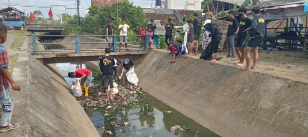 Sahabat Lebah dan XTC Kota Tasikmalaya Bersih-Bersih Sungai Cikunten, Ajak Pemuda Peduli Lingkungan