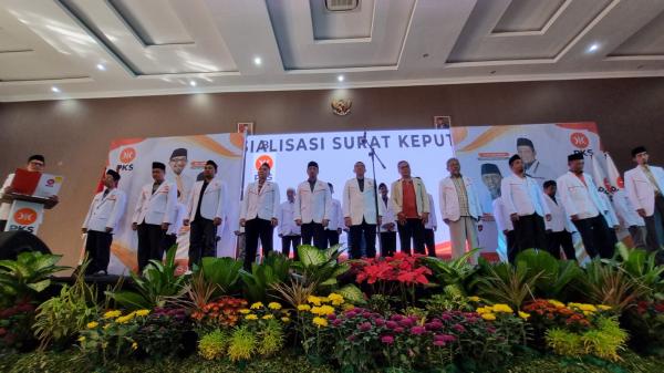 180 Bakal Calon Anggota DPR RI dan DPRD Jatim Dapat SK dari Presiden PKS