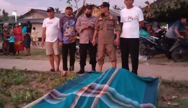 Wisatawan Terseret Ombak, Polisi Evakuasi Korban Meninggal Dunia