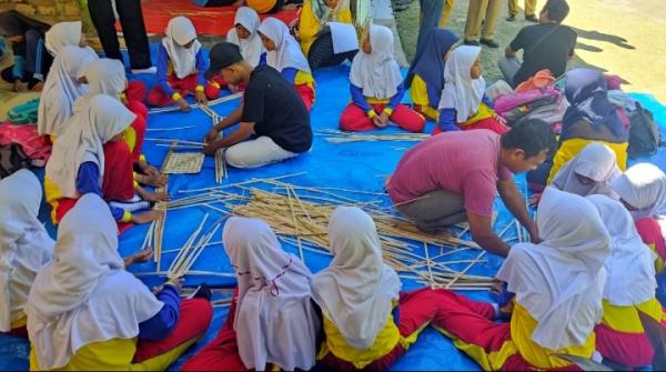 Workshop Kerajinan Bambu, Latih Pelajar Membuat Produk Lokal Desa