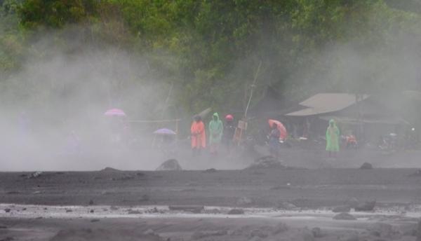 Belasan Pekerja Tebang Pohon Sengon Terjebak Banjir Lahar Dingin Gunung Semeru