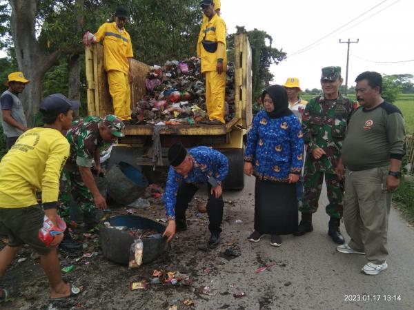 Peduli Lingkungan, Muspika Kecamatan Binuang Gotong royong Bersihkan Sampah di Jalan Protokol