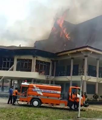 Kantor DPRD Indragiri Hulu Terbakar