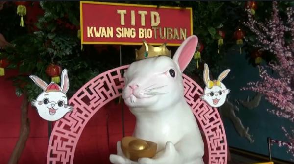 Patung Kelinci Bertabur Emas Sambut Pengunjung Klenteng Kwan Sing Bio Tuban