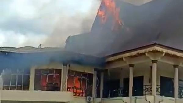 Breaking News! Gedung DPRD Inhu Terbakar