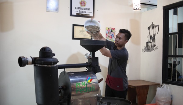 Produksi Kopi si Karta Naik Berkat Bantuan PLN Peduli