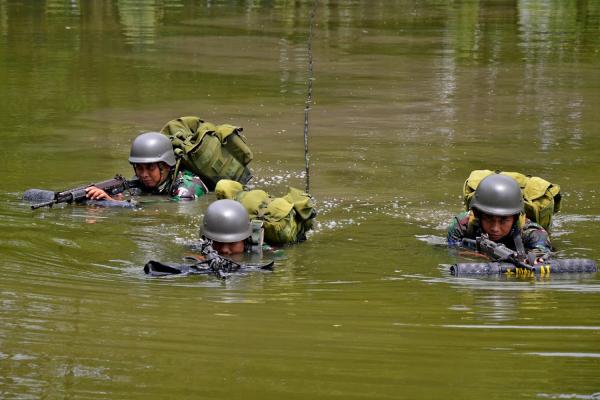 Bersenjata Lengkap, Marinir Gelar Operasi Penyeberangan Sungai