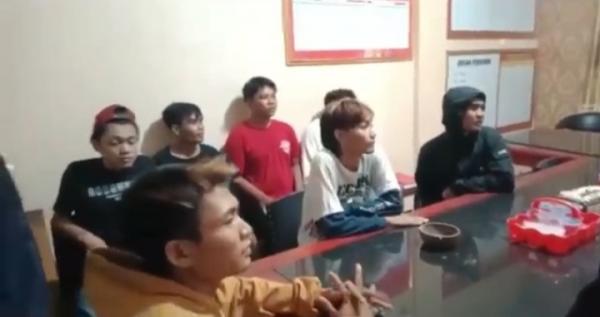 Terekam CCTV Seorang Pemuda Dikeroyok Gerombolan Geng Motor