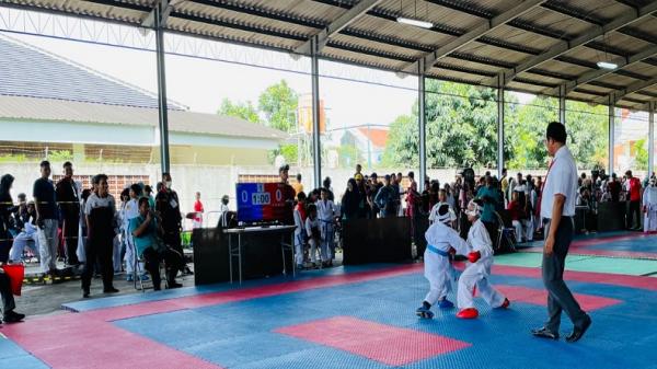 Dispora Kota Tangerang Berikan Beasiswa Karateka Juara Kejuaraan Eagle Cup 1