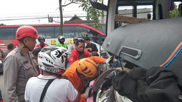 Bus Rombongan Ziarah Tabrak Mobil, Sopir Terjepit Evakuasi Dramatis