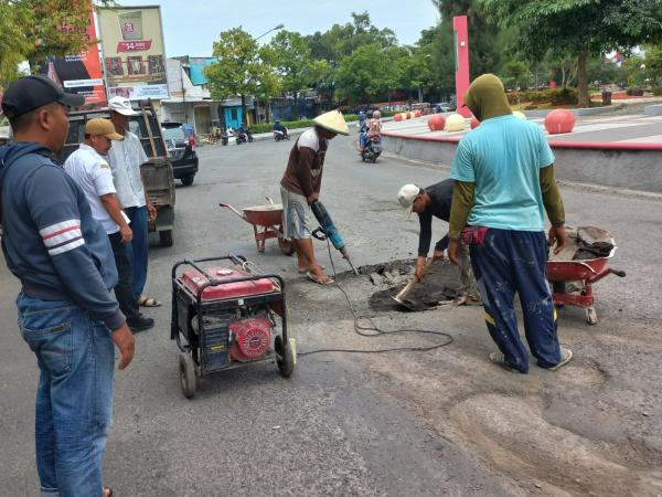 Cegah Pengendara Celaka, PUPR Grobogan Perbaiki Jalan di Kota Purwodadi