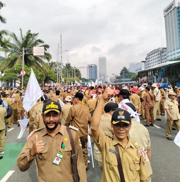 Tuntut Perpanjangan Masa Jabatan Jadi 9 Tahun, Ribuan Kades Gelar Aksi Demo di Depan Gedung DPR