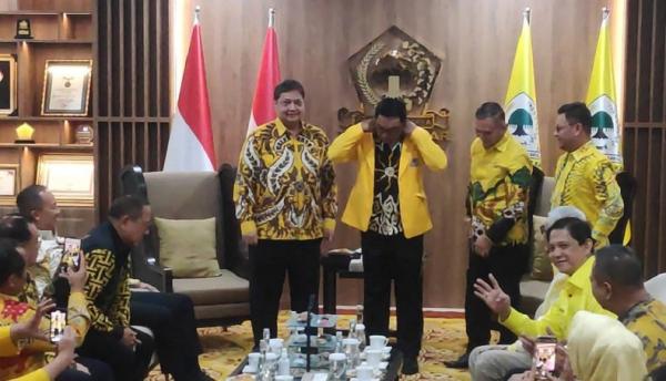 Sah! Gubernur Ridwan Kamil Berteduh di Bawah 'Beringin Kuning'