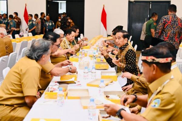 Presiden Jokowi Makan Nasi Kotak Bareng Peserta Rakornas Kepala Daerah