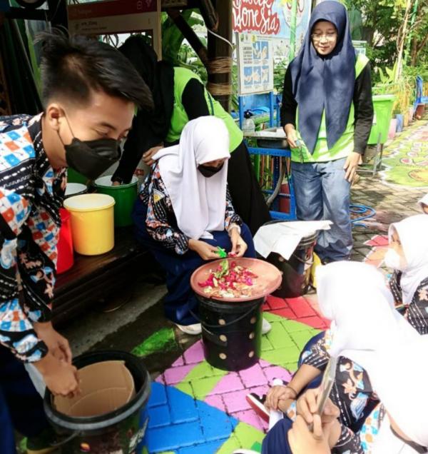 Siswa SMP Barunawati Surabaya Praktek Pilah hingga Olah Sampah di Kampung Edukasi Sampah