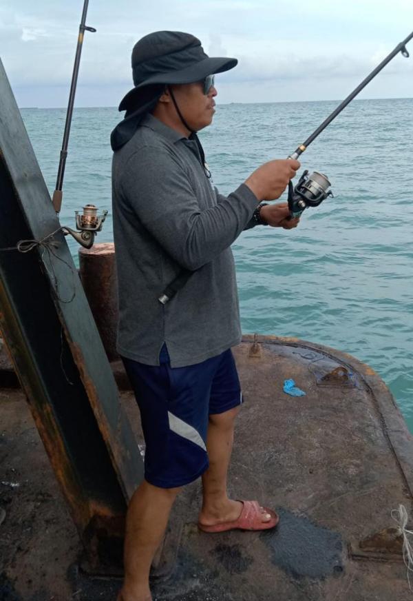 Tongkang yang sedang Berlabuh di Kecamatan Puloampel, Kini Jadi Area Spot Memancing