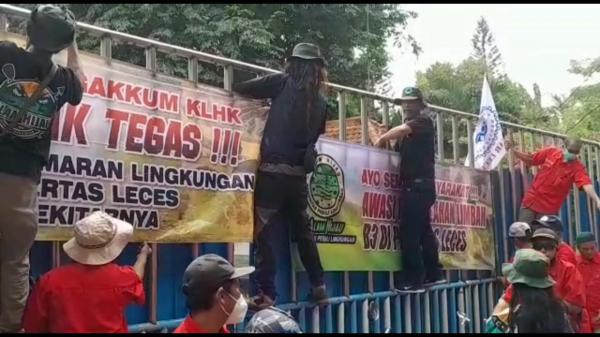 Protes Pencemaran Limbah B2, Ratusan Eks Karyawan PTKL dan Komunitas Lingkungan Gelar Aksi Demo
