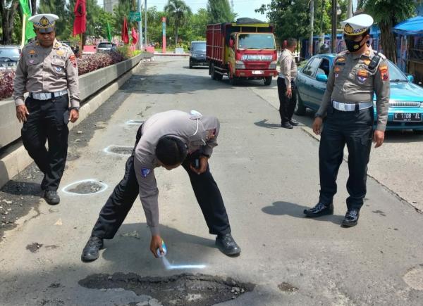 Satlantas Polres Grobogan Tandai Lubang Jalan Dengan Cat Putih, Ternyata Ini Tujuannya