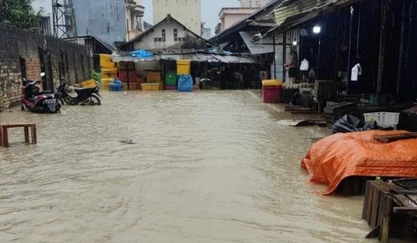 Imbas Banjir, Aktivitas Masyarakat di Pasar Parittiga Bangka Barat Terganggu