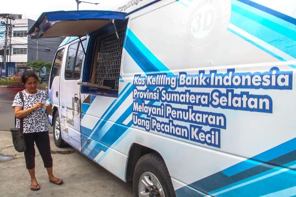 Tukar Uang Angpao Imlek di Mobil Kas Keliling BI 