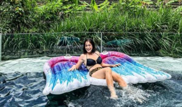 Potret Hot Jessica Iskandar Pakai Bikini Basah-basahan di Kolam Renang