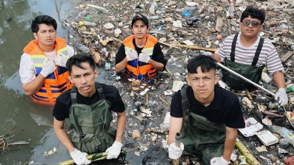 Kisah 5 Pemuda Berani Kotor Bersihkan Sungai dari Sampah, Viral di TikTok Tembus Jutaan Penonton
