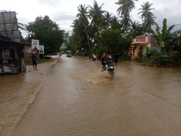 Banjir Menerjang Kecamatan Binuang, Pemukiman dan Ruas Jalan Hingga Aktifitas Warga Terganggu