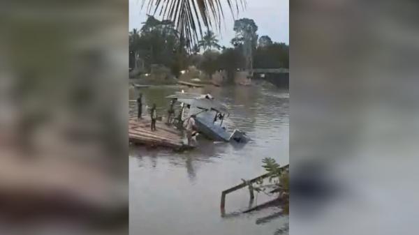 Diduga Muatan Melebihi Kapasitas, Mobil Pikap Terjun ke Sungai Konaweha