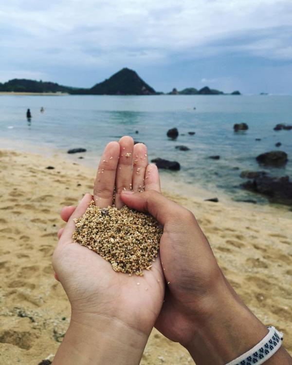 Indahnya Pesona Tanjung Aan, Dihiasi Pasir Mirip Merica