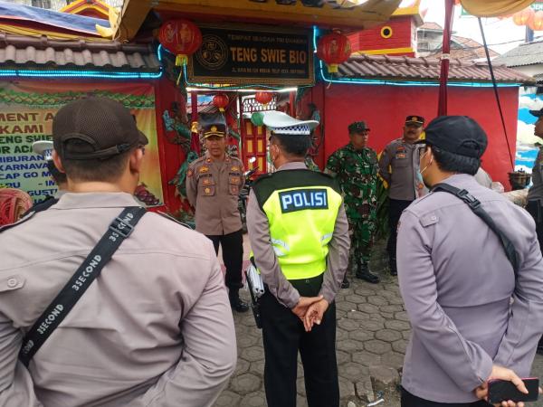 Sinergitas TNI-Polri Amankan Imlek di Klenteng Teng Swie Bio