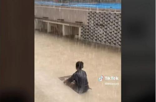 Meski Diguyur Hujan Deras, Jamaah Pria Ini Tetap Sholat Jumat Istiqamah di Atas Sajadah
