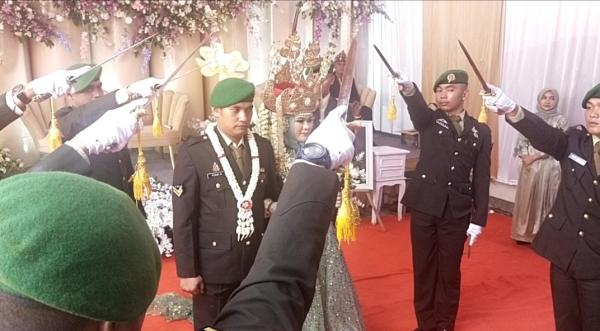 Masyarakat Wonosobo Antusias Menyaksikan Sangkur Pora, Tradisi Pernikahan Anggota TNI-AD