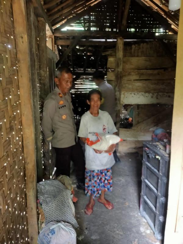 Polisi Salurkan Sembako Untuk Warga di Kampung Nuar Maju