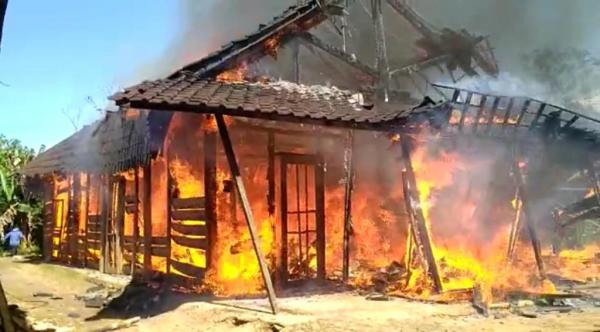 Diduga Konsleting Listrik, Rumah di Ponorogo Ludes Terbakar dan Dua Sepeda Motor