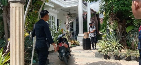 KPK Geledah Rumah Megah  Ketua DPRD Jatim di Lamongan