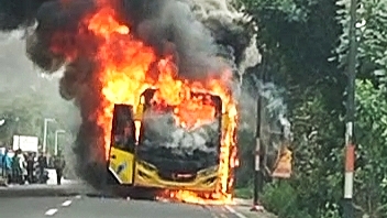 Bus Membawa Rombongan Wisatawan dari Kabupaten Kendal Terbakar di Boyolali