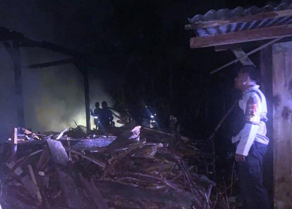 Diduga Konsleting, Rumah Dan Sepeda Motor di Godong Grobogan Ludes Terbakar