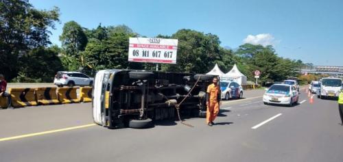 Truk Crane Terguling di KM 19 Tol Jakarta - Tangerang, Lalu Lintas Disekitar Padat