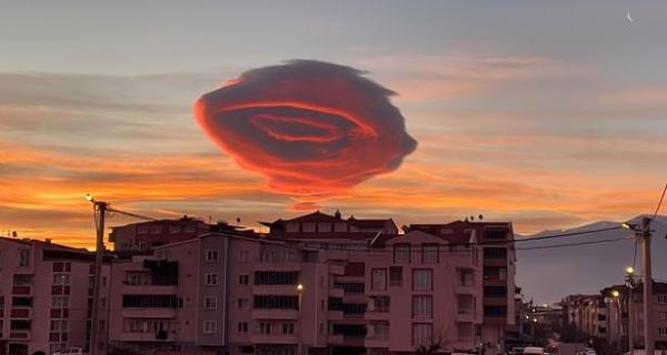 Heboh, Fenomena Awan Berbentuk UFO di Turki, Begini penjelasannya